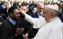 El Papa Francisco bendice a un sacerdote tras una Audiencia General