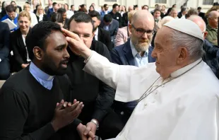 El Papa Francisco bendice a un sacerdote tras una Audiencia General Crédito: Vatican Media