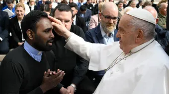 El Papa Francisco bendice a un sacerdote tras una Audiencia General