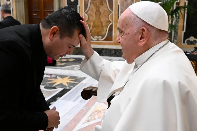 El Papa Francisco en la audiencia con sacerdotes hispanos este 16 de noviembre