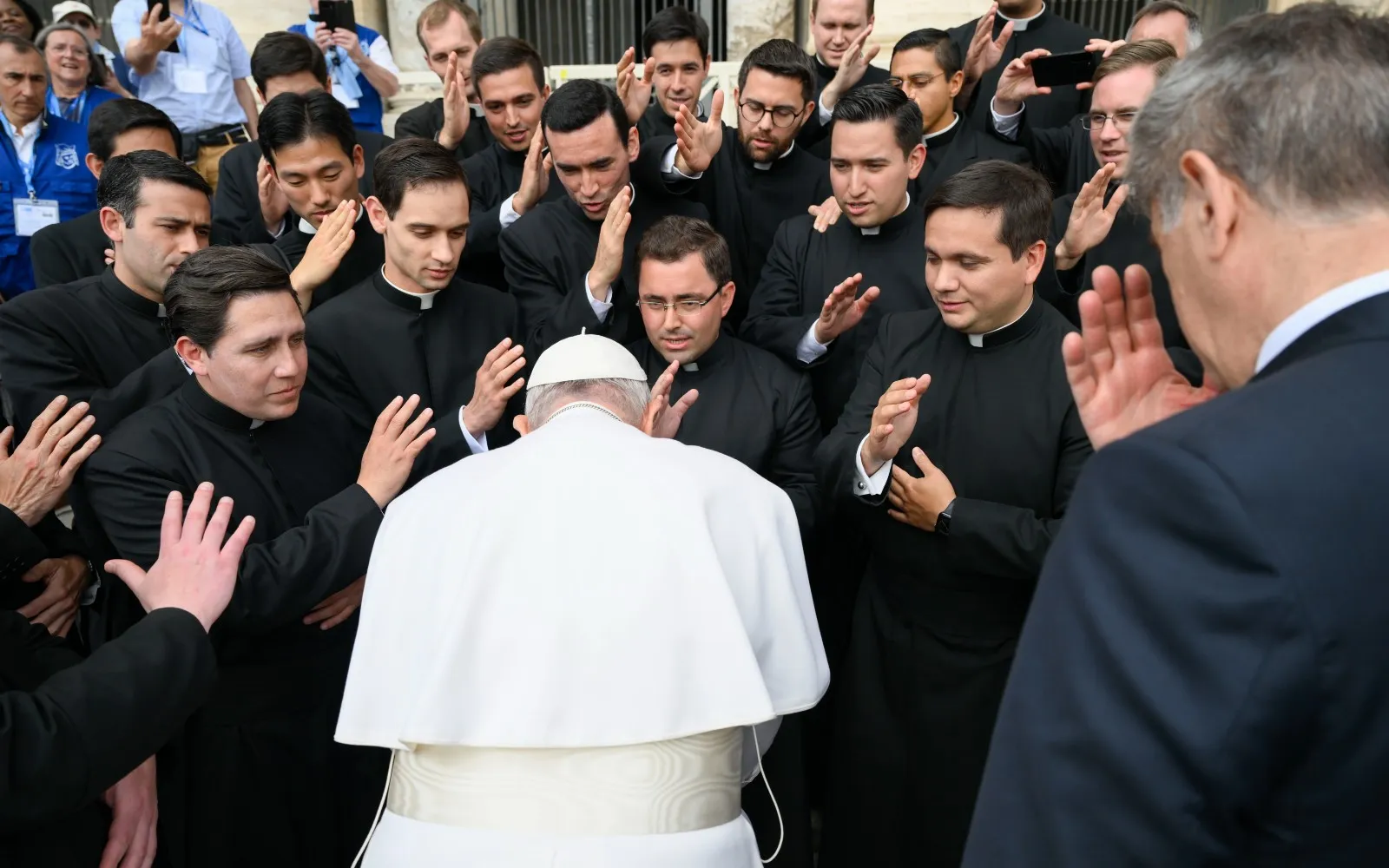 Imagen referencial del Papa Francisco con sacerdotes tras una Audiencia General?w=200&h=150