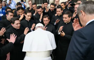 Imagen referencial del Papa Francisco con sacerdotes tras una Audiencia General Crédito: Vatican Media