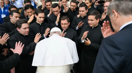 Imagen referencial del Papa Francisco con sacerdotes tras una Audiencia General