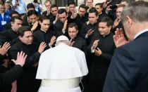 Imagen referencial del Papa Francisco recibiendo la bendición de varis sacerdotes tras una Audiencia General.