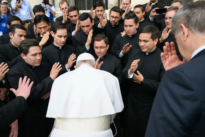 Imagen referencial del Papa Francisco recibiendo la bendición de varis sacerdotes tras una Audiencia General.