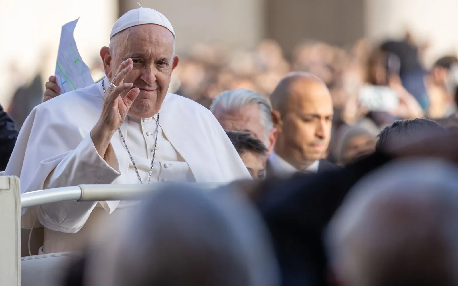 El Papa Francisco saluda a los fieles antes de la Audiencia General de este miércoles 22 de noviembre?w=200&h=150