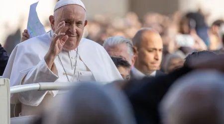 El Papa Francisco saluda a los fieles antes de la Audiencia General de este miércoles 22 de noviembre