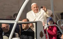 El Papa Francisco saluda a los fieles presentes en la Audiencia General de este miércoles