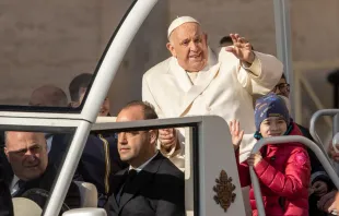 El Papa Francisco saluda a los fieles presentes en la Audiencia General de este miércoles Crédito: Daniel Ibáñez/ ACI Prensa