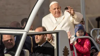 El Papa Francisco saluda a los fieles presentes en la Audiencia General de este miércoles