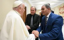 El Papa Francisco saluda a Bassam Aramin y Rami Elhanan