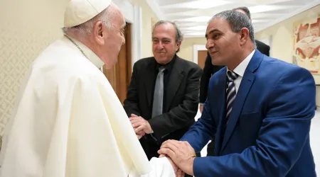 El Papa Francisco saluda a Bassam Aramin y Rami Elhanan