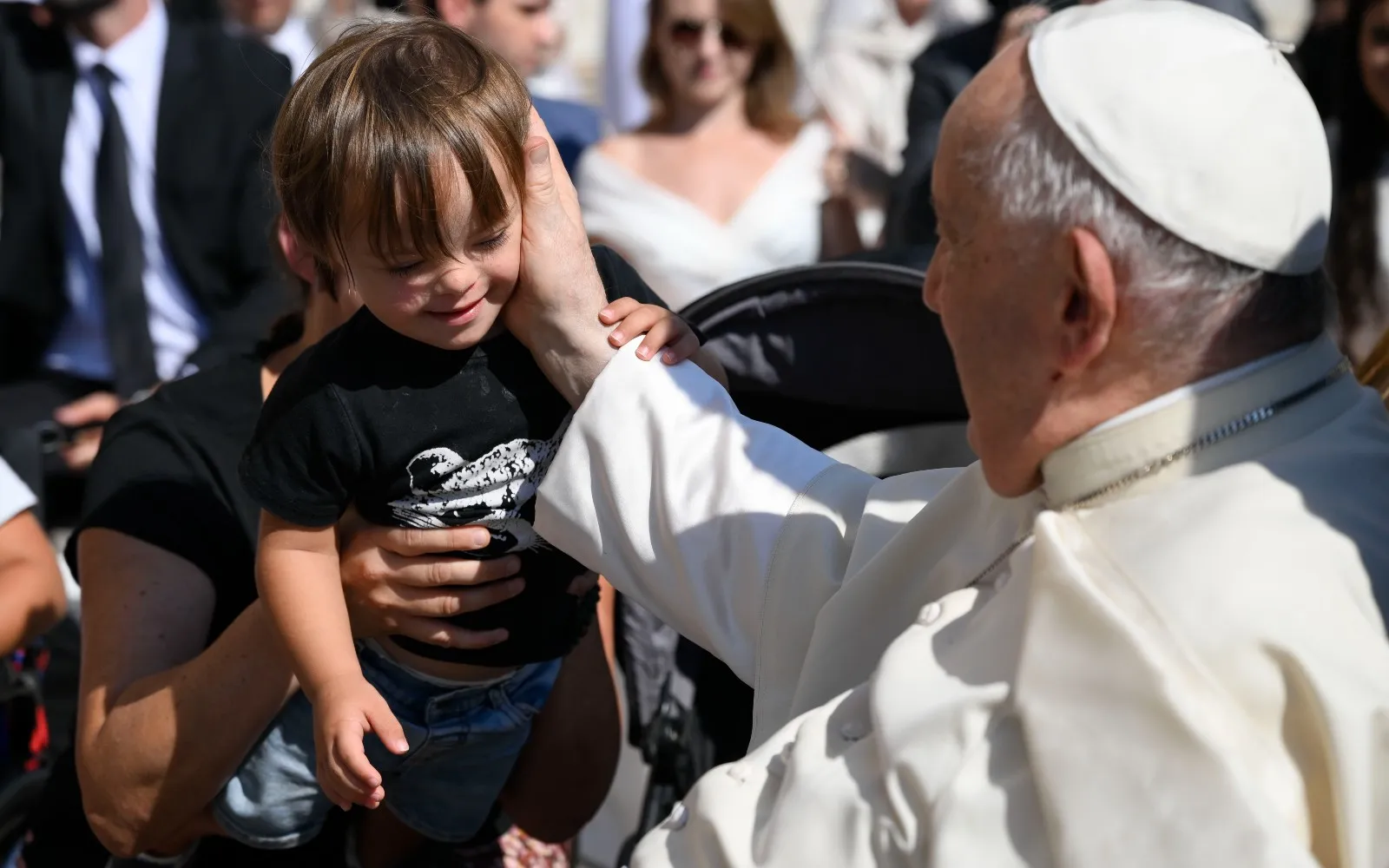 El Papa Francisco saluda a un niño durante la Audiencia General.