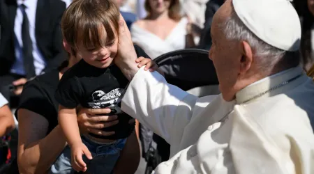 El Papa Francisco saluda a un niño durante la Audiencia General.