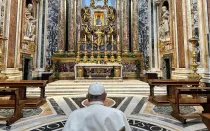 El Papa Francisco reza ante la Virgen Salus Populi Romani