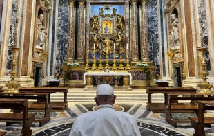 El Papa Francisco reza ante la imagen de la Virgen Salus Populi Romani luego de su viaje a Luxemburgo y Bélgica. Crédito: Vatican Media.