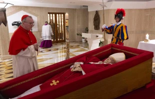 El Cardenal Parolin junto a los restos mortales del Papa Francisco en la Capilla de Santa Marta Crédito: Vatican Media