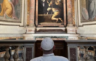 El Papa Francisco reza ante la tumba de Santa Mónica Crédito: Oficina de Prensa de la Santa Sede