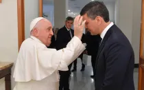 El Papa Francisco bendice al Presidente de Paraguay, Santiago Peña
