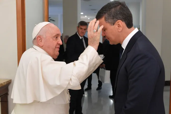 El Papa Francisco bendice al Presidente de Paraguay, Santiago Peña