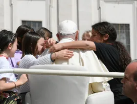 Repartir helados o visitar a los pobres: los gestos del Papa Francisco en el día de su santo