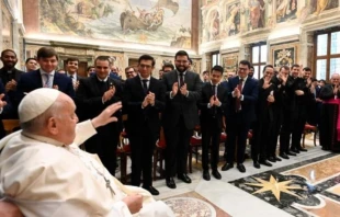 El Papa Francisco saluda a los seminaristas de la Diócesis de Córdoba (España). Crédito: Vatican Media..