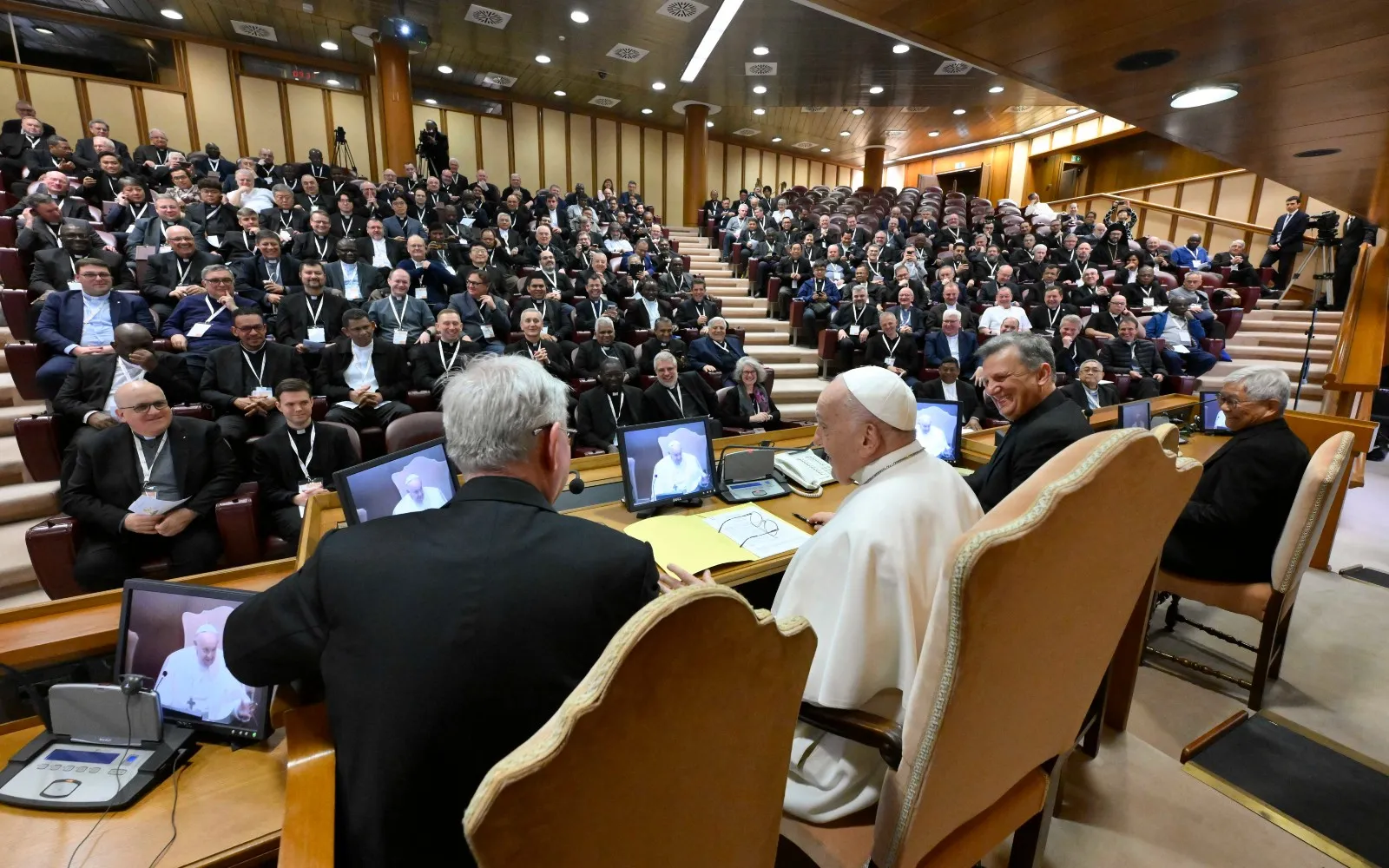 El Papa Francisco durante el encuentro con 300 párrocos en el Aula del Sínodo en el Vaticano?w=200&h=150