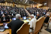 El Papa Francisco durante el encuentro con 300 párrocos en el Aula del Sínodo en el Vaticano