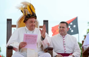 El Papa Francisco con el sombrero autóctono durante su discurso en Vanimo, Papúa Nueva Guinea Crédito: Vatican Media