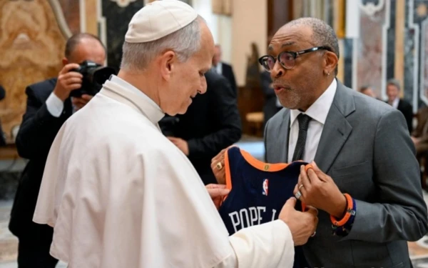 Spike Lee regala una camiseta de los New York Knicks al Papa León XIV. Crédito: Vatican Media.