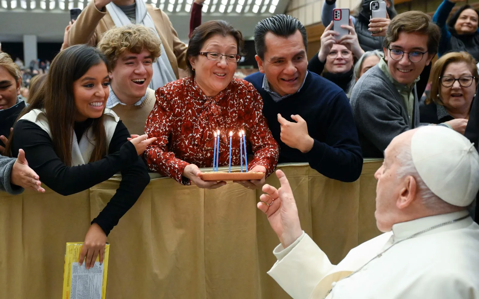 Imagen referencial de una familia entregando al Papa Francisco una tarta por su cumpleaños?w=200&h=150