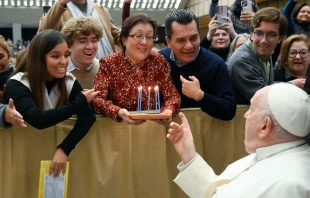 Imagen referencial de una familia entregando al Papa Francisco una tarta por su cumpleaños Crédito: Vatican Media