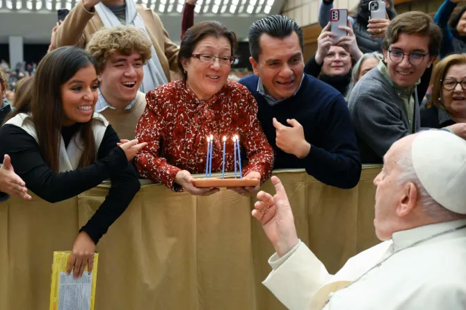 Imagen referencial de una familia entregando al Papa Francisco una tarta por su cumpleaños