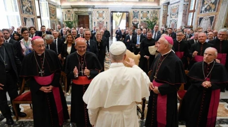 Papa León XIV con teólogos