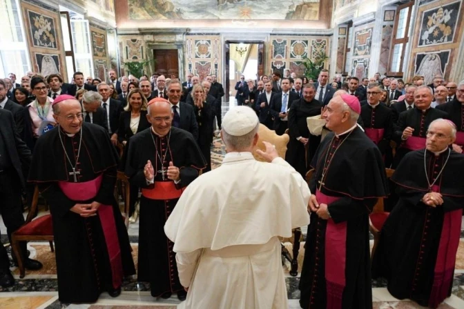 Papa León XIV con teólogos