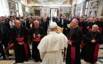 El Papa León XIV saluda a los 130 teólogos que recibió este 13 de septiembre en el Vaticano.