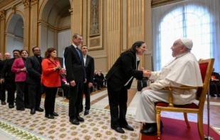El Papa Francisco recibe a participantes en un congreso sobre el futuro de la teología. Crédito: Vatican Media.