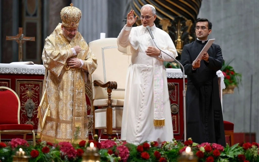El Papa León XIV, junto a Su Beatitud Sviatoslav Shevchuk, bendiciendo a los peregrinos en la Basílica de San Pedro.?w=200&h=150