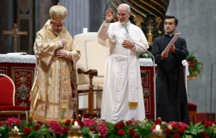 El Papa León XIV, junto a Su Beatitud Sviatoslav Shevchuk, bendiciendo a los peregrinos en la Basílica de San Pedro. Crédito: Vatican Media.