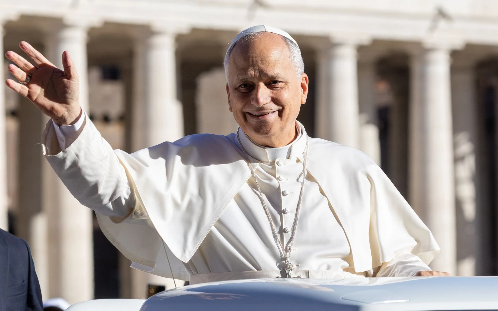 El Papa León XIV saluda a la multitud presente en la Plaza de San Pedro con ocasión del Jubileo de la Vida Consagrada, este 8 de octubre.?w=200&h=150