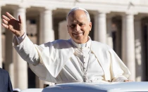 El Papa León XIV saluda a la multitud presente en la Plaza de San Pedro con ocasión del Jubileo de la Vida Consagrada, este 8 de octubre.