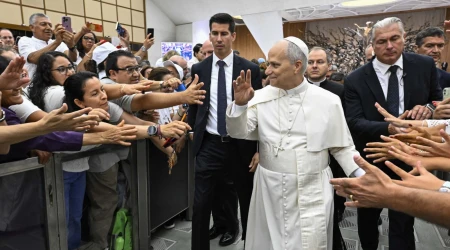El Papa León XIV saluda a los fieles al término de la Audiencia General del 27 de agosto de 2025.
