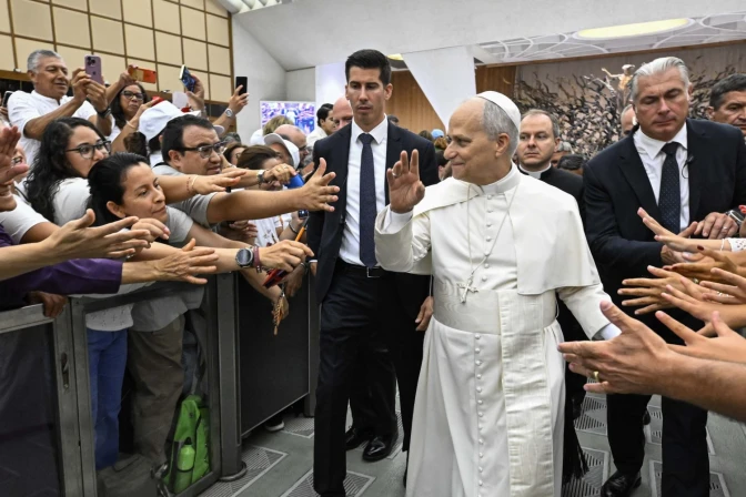 El Papa León XIV saluda a los fieles al término de la Audiencia General del 27 de agosto de 2025.