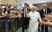 El Papa León XIV saluda a los fieles al término de la Audiencia General del 27 de agosto de 2025.