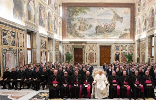 El Papa Francisco con los seminaristas de Valencia en la Sala Clementina del Vaticano Crédito: Vatican Media