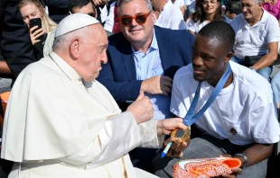 El Papa Francisco saluda a Letsile Tebogo Crédito: Vatican Media