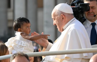 Conmovedor encuentro entre el Papa Francisco y una niña en la Plaza de San Pedro/ Imagen referencial Crédito: Vatican Media