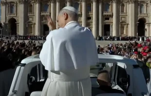 El Papa llega a la plaza de San Pedro para la Audiencia General Crédito: captura de pantalla Vatican Media