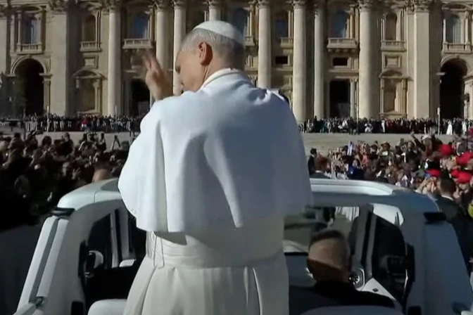 El Papa llega a la plaza de San Pedro para la Audiencia General