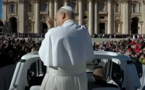 El Papa llega a la plaza de San Pedro para la Audiencia General